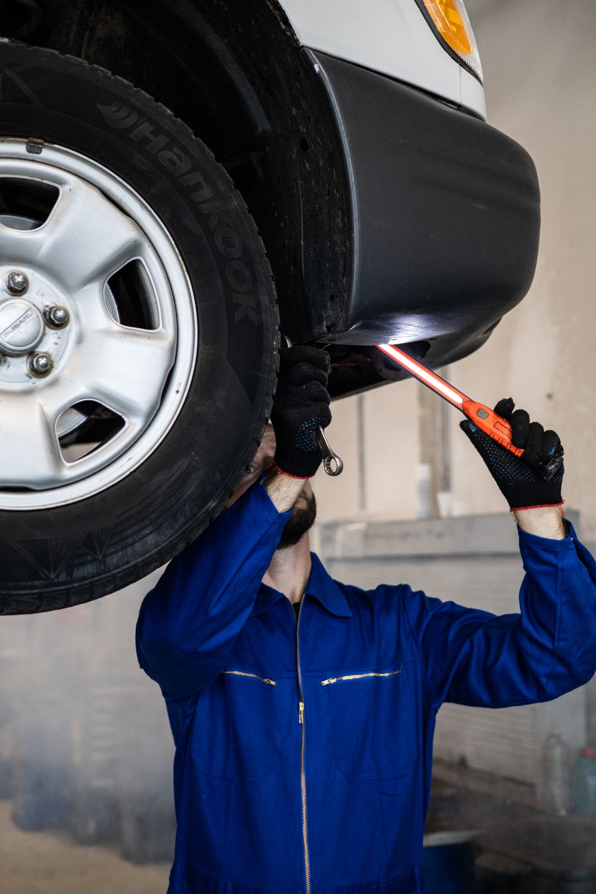 Profissional fotografando uma peça automotiva